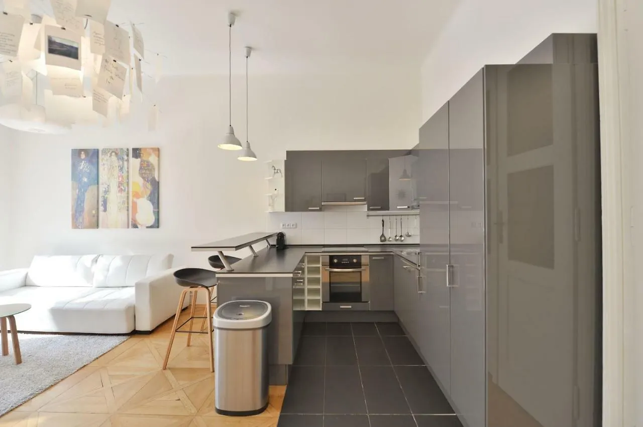 Kafka'S Head Apartment براغ جمهورية التشيك