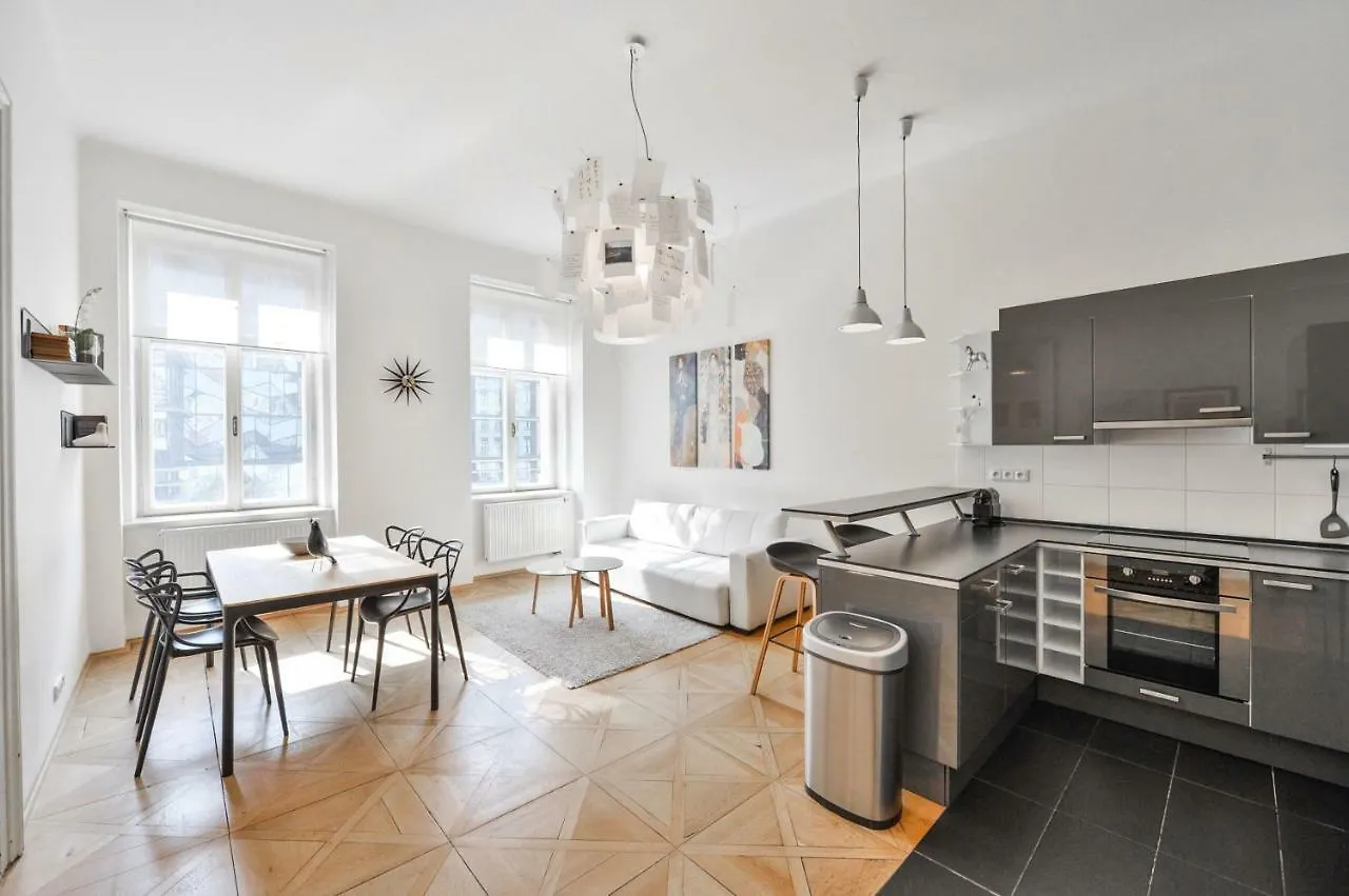 Kafka'S Head Apartment براغ جمهورية التشيك