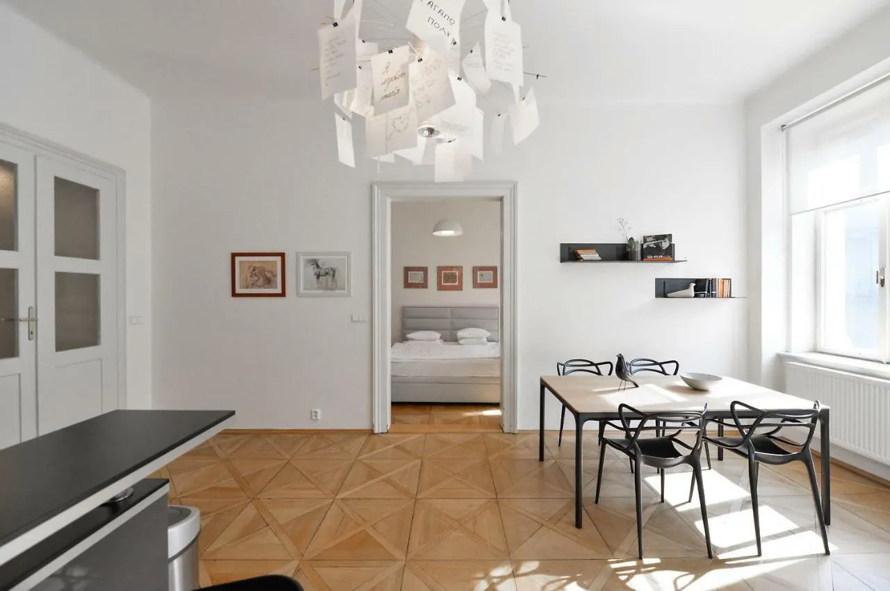 Kafka'S Head Apartment Praag 0*,